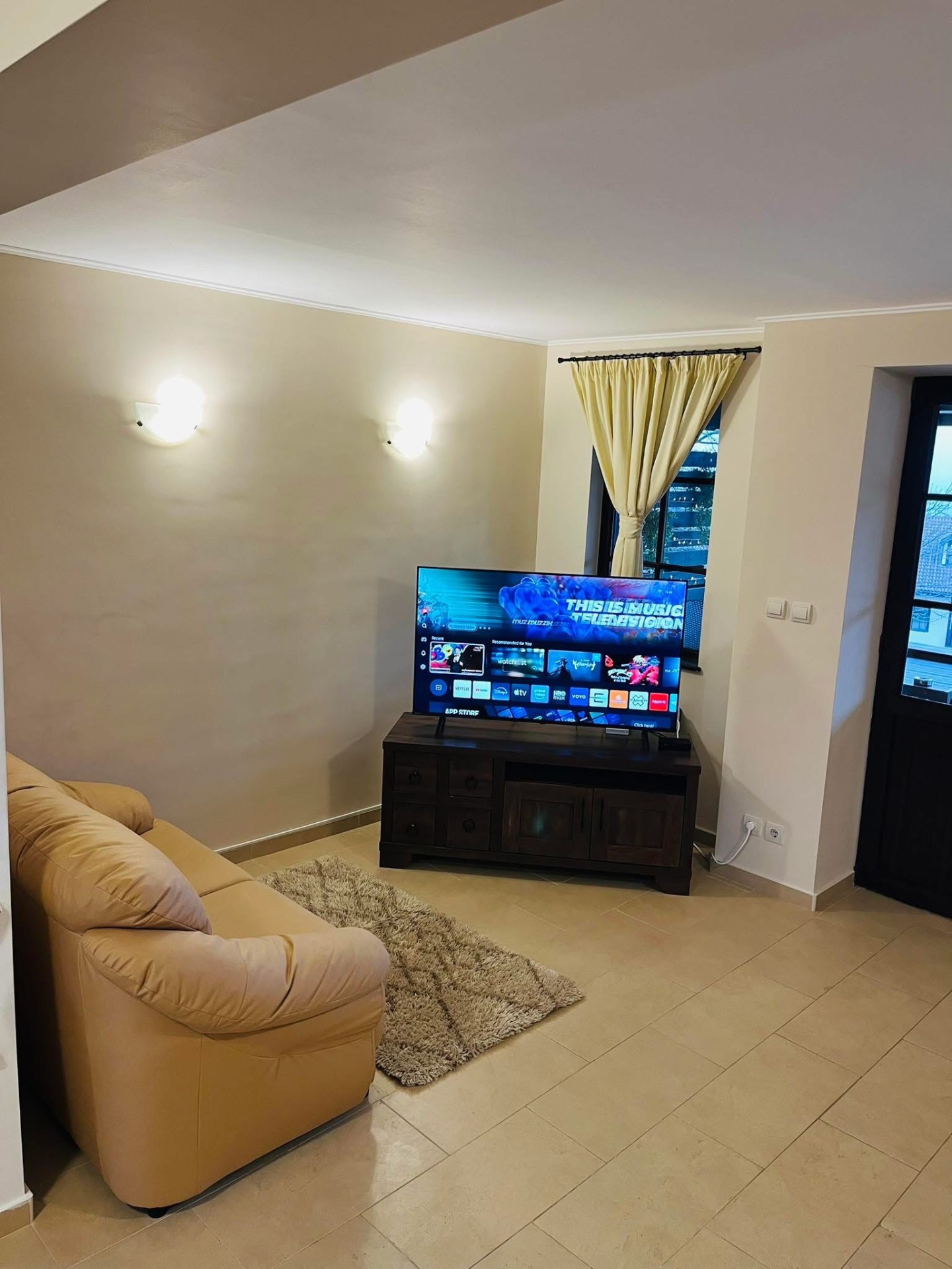 Хол със Smart TV